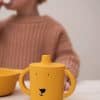 Tasse en silicone avec poignées et couvercle lion-Trixie – Image 2
